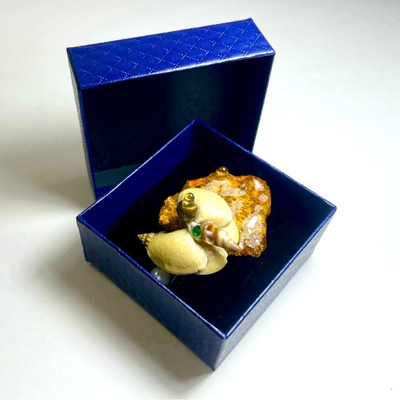 Handcrafted Shell Hair Clip - Picture 2 of 5